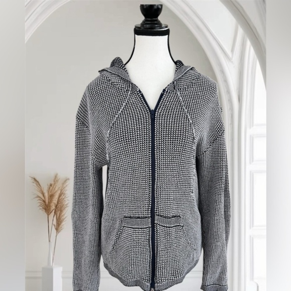 Gregory GRIGOROPOULOS made in Greece
Blue White Patterned Fabric zippered hoodie